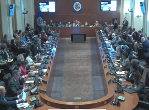mulher-interrompe-fala-de-embaixador-dos-eua-durante-reuniao-da-oea.-veja-video