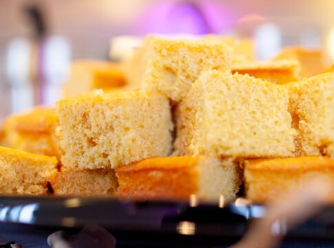 bolo-de-arroz-cru-conquista-pela-textura-macia-e-sabor-surpreendente