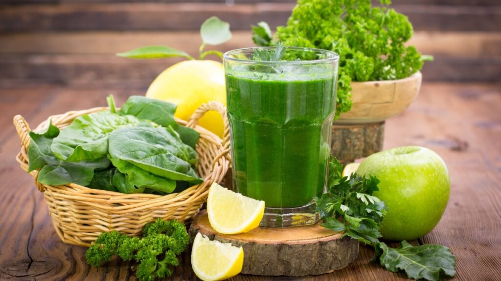 suco-verde-com-couve:-bebida-promove-detox-e-elimina-toxinas;-veja