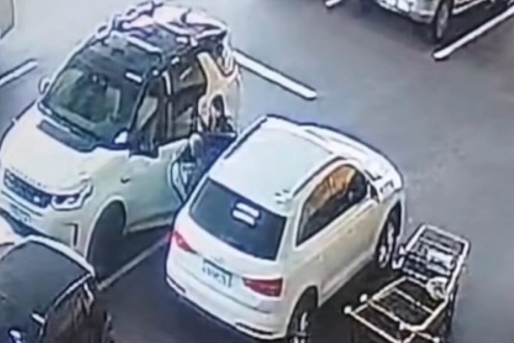 suspeito-espera-mulher-em-estacionamento-de-supermercado-e-a-sequestra.-video