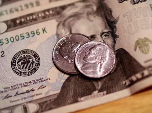 dolar-cai-para-r$-5,37-com-reducao-de-preocupacoes-com-venezuela