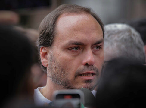 carlos-diz-que-hospital-perto-nao-garante-atendimento-agil-a-bolsonaro