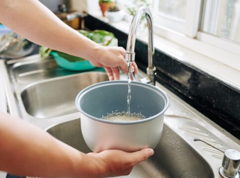 saiba-qual-e-o-jeito-certo-de-lavar-o-arroz-branco-antes-de-cozinhar