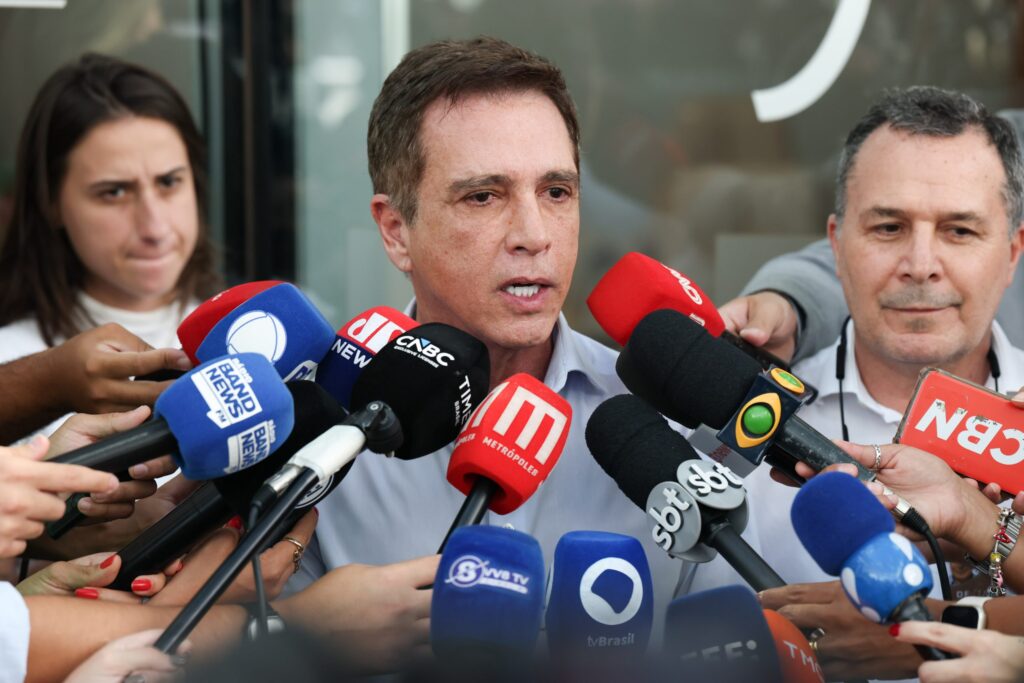 medico-diz-que-bolsonaro-apresenta-apatia,-tontura-e-queda-da-palpebra.-video