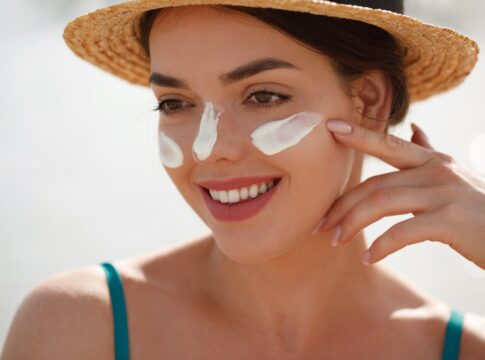 dermatologistas-explicam-como-escolher-o-protetor-solar-corretamente