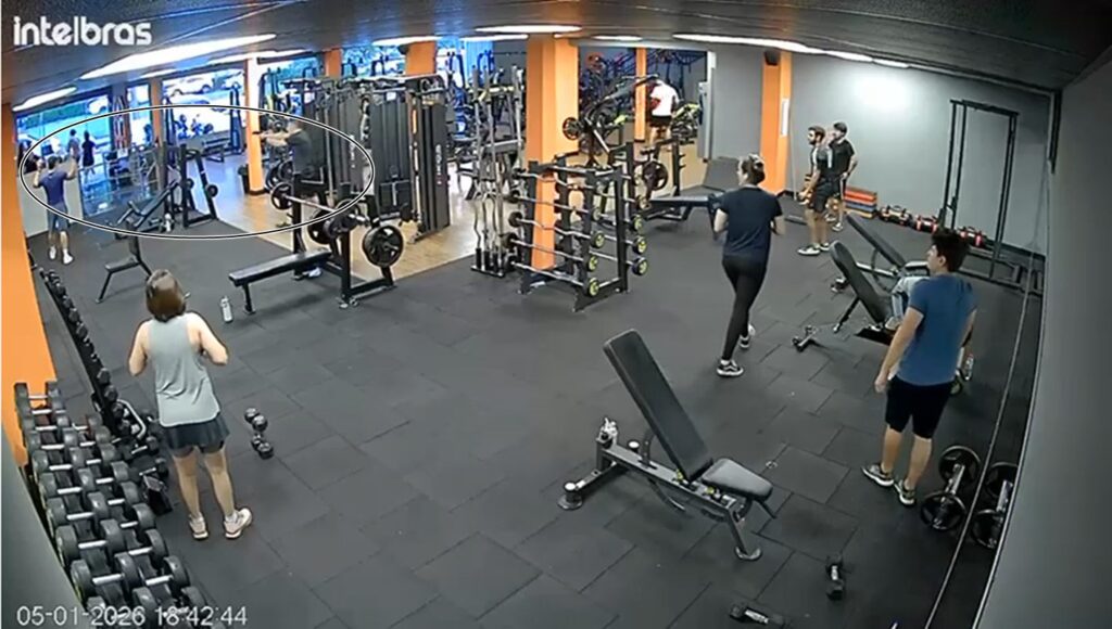 homem-so-parou-de-esfaquear-aluno-em-academia-apos-ser-rendido-por-pm.-veja-video