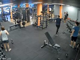 homem-so-parou-de-esfaquear-aluno-em-academia-apos-ser-rendido-por-pm.-veja-video