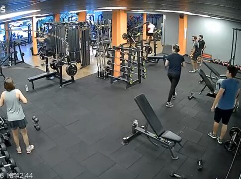 homem-so-parou-de-esfaquear-aluno-em-academia-apos-ser-rendido-por-pm.-veja-video