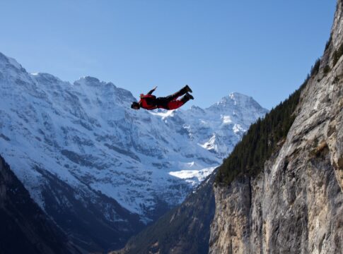 paraquedista-alemao-morre-aos-28-anos-no-“vale-da-morte”,-na-suica
