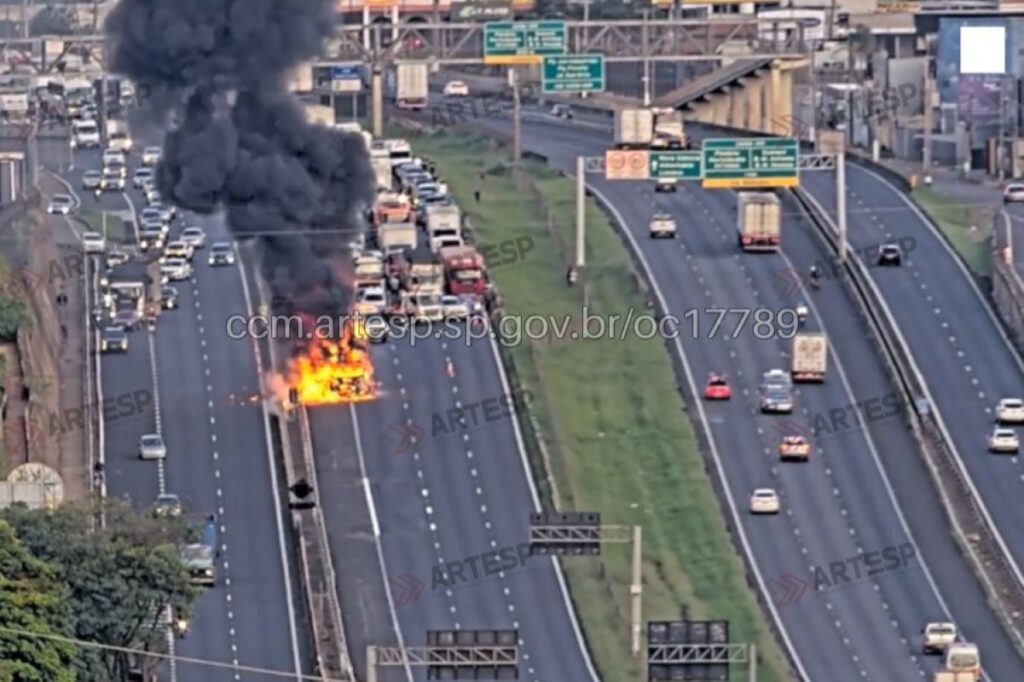 caminhao-pega-fogo-e-interdita-faixas-da-rodovia-anhanguera