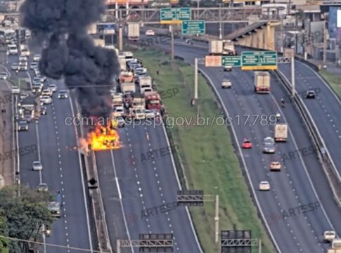 caminhao-pega-fogo-e-interdita-faixas-da-rodovia-anhanguera