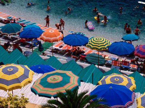 cidade-turistica-da-bahia-proibe-consumacao-minima-em-barracas-de-praia