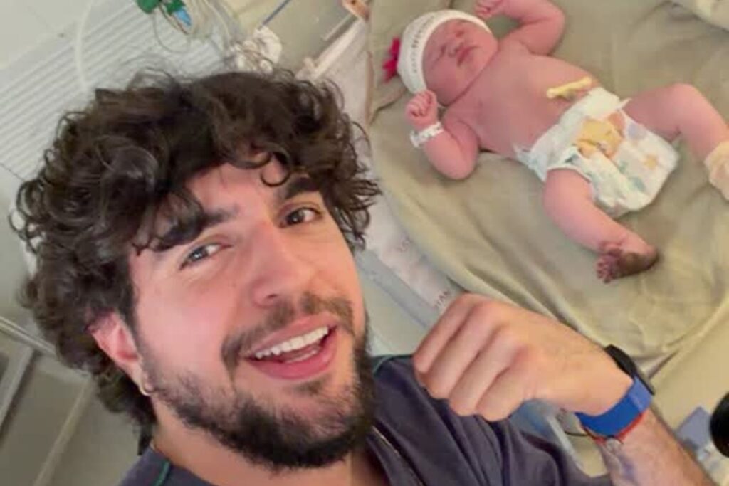 nattanzinho-brinca-com-o-tamanho-do-pe-de-zuza:-“semelhanca”.-video