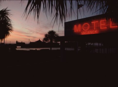 tragedia-em-motel:-homem-morre-carbonizado-em-quarto-destruido-pelo-fogo