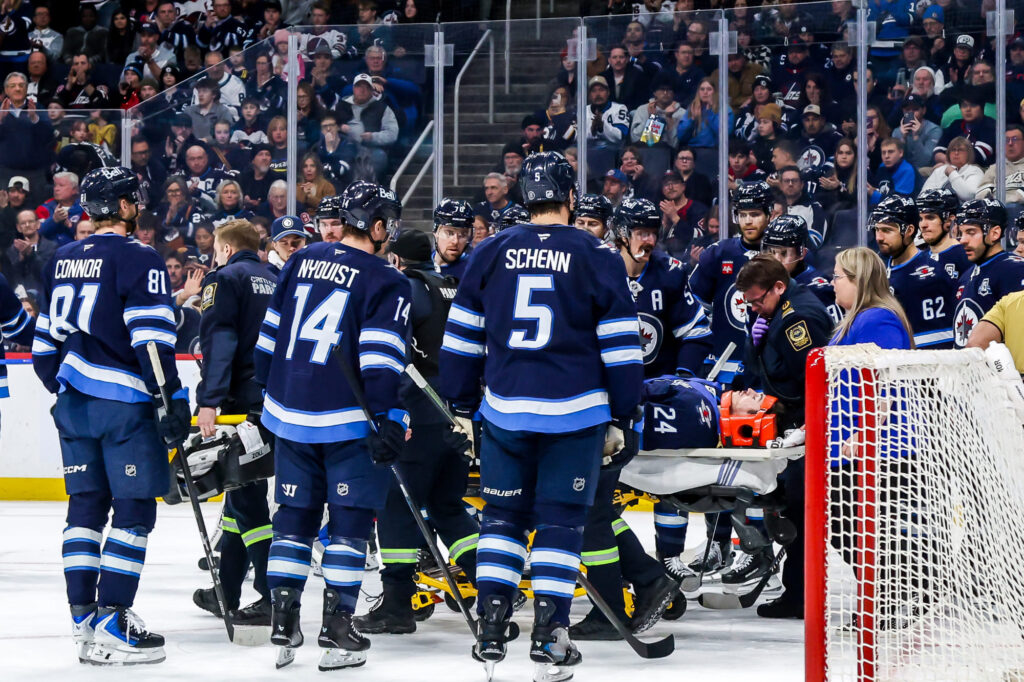 atleta-de-hoquei-sofre-pancada-e-sai-de-maca-em-jogo-da-nhl;-veja