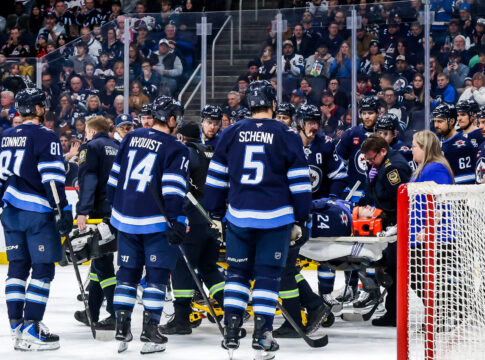 atleta-de-hoquei-sofre-pancada-e-sai-de-maca-em-jogo-da-nhl;-veja