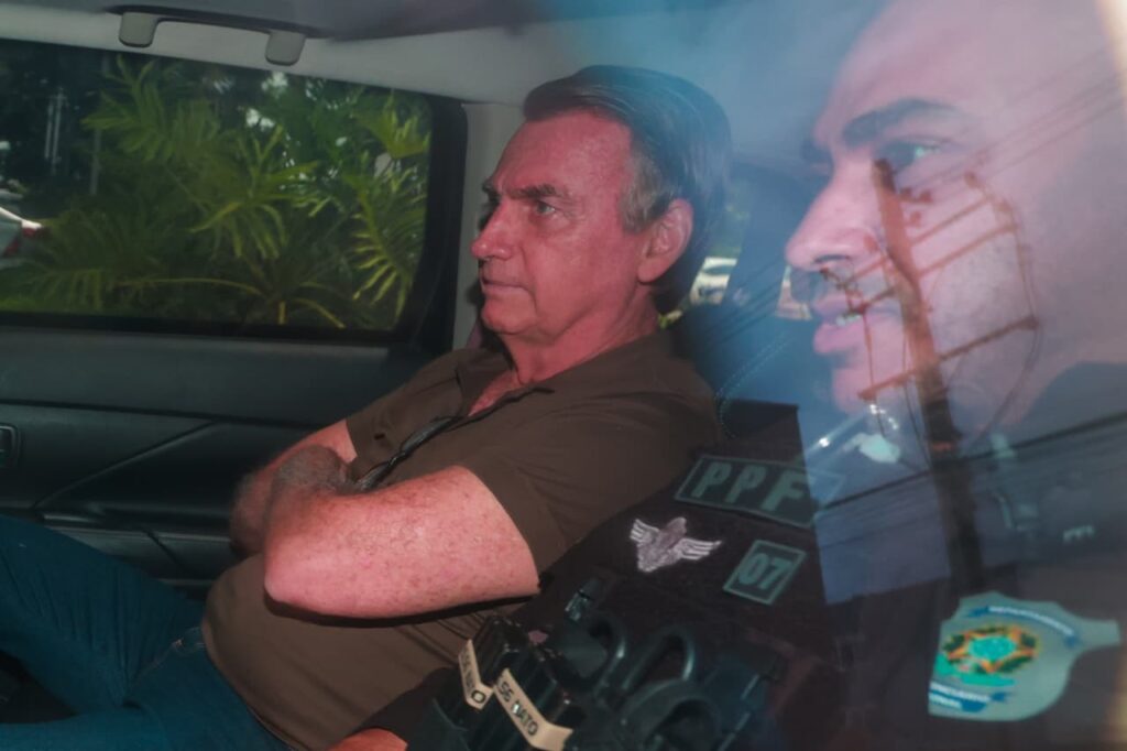 bolsonaro-deixa-hospital-apos-realizar-exames-e-volta-a-cela-da-pf