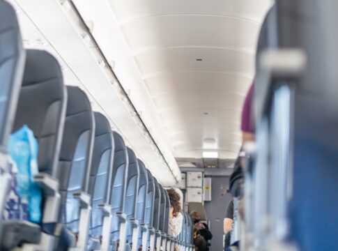 engenheiros-testam-“assento-em-pe”-para-avioes;-veja-o-novo-modelo