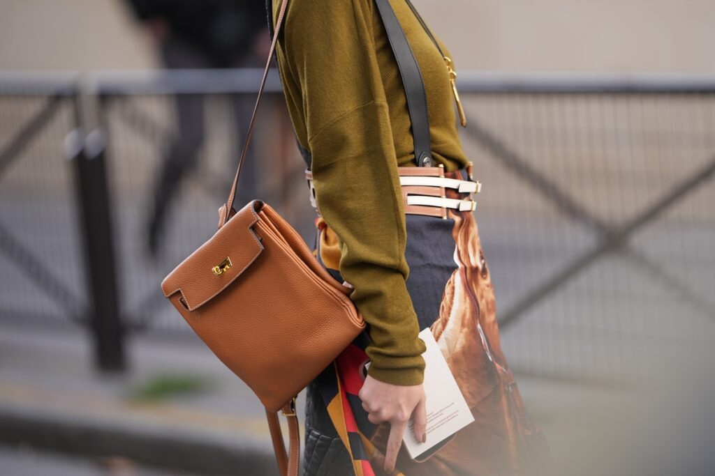 mochila-com-estilo:-aprenda-a-usar-o-acessorio-sem-perder-a-elegancia