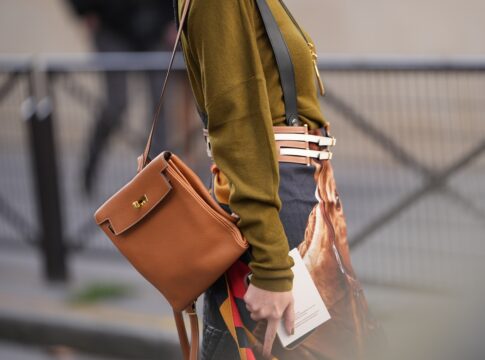 mochila-com-estilo:-aprenda-a-usar-o-acessorio-sem-perder-a-elegancia