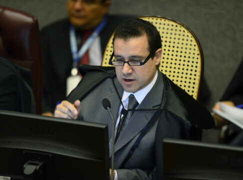 ex-ministro-do-stj-recebeu-r$-595-mil-de-firma-ligada-a-careca-do-inss