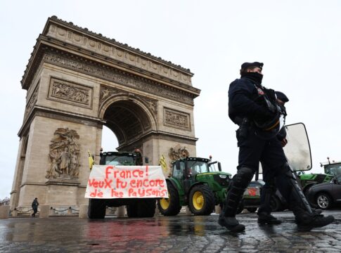 cerca-de-100-tratores-invadem-paris-em-protesto-contra-ue-mercosul