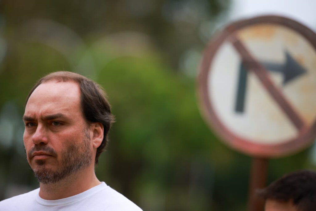 tres-anos-apos-8/1,-carlos-bolsonaro-diz-que-“golpe-nunca-existiu”