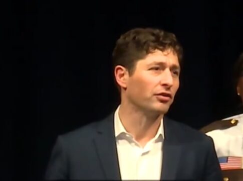 “ice,-saiam-da-porra-de-mineapolis”,-diz-prefeito-apos-morte-de-mulher