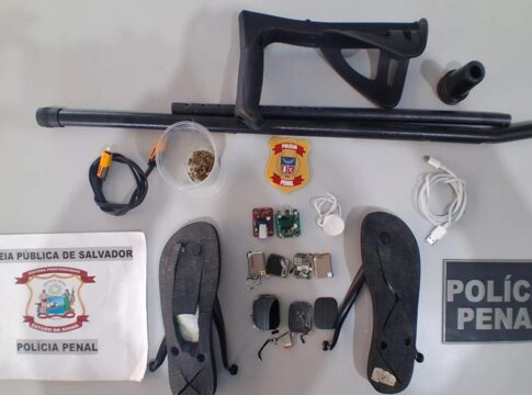 mulher-tenta-entrar-em-presidio-com-drogas-e-eletronicos-em-muleta