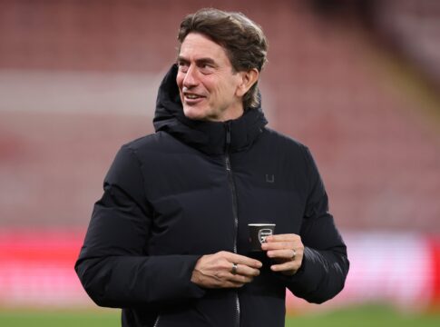 cafe-da-discordia:-tecnico-do-tottenham-e-flagrado-com-copo-do-arsenal