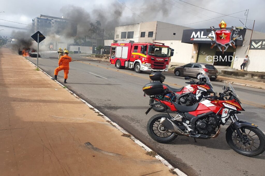 carro-e-consumido-por-chamas-e-mobiliza-bombeiros-em-via-do-df.-veja-video