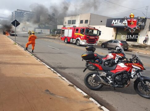 carro-e-consumido-por-chamas-e-mobiliza-bombeiros-em-via-do-df.-veja-video