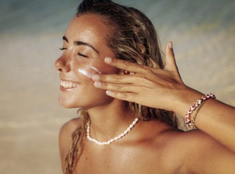 skincare-nas-ferias:-como-montar-um-necessaire-pratico-para-viajar