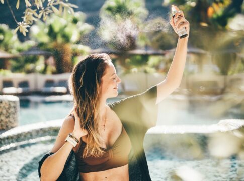 usar-perfume-e-se-expor-ao-sol-pode-queimar-a-pele,-alerta-expert