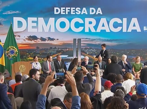lula-participa-de-ato-sobre-o-8/1-sem-cupula-do-congresso-e-stf.-siga-no-youtube