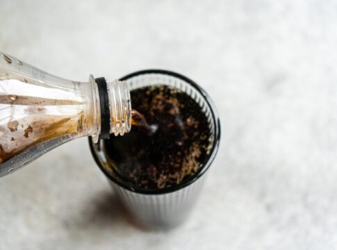 restaurante-e-investigado-por-vender-agua-sanitaria-no-lugar-de-refri