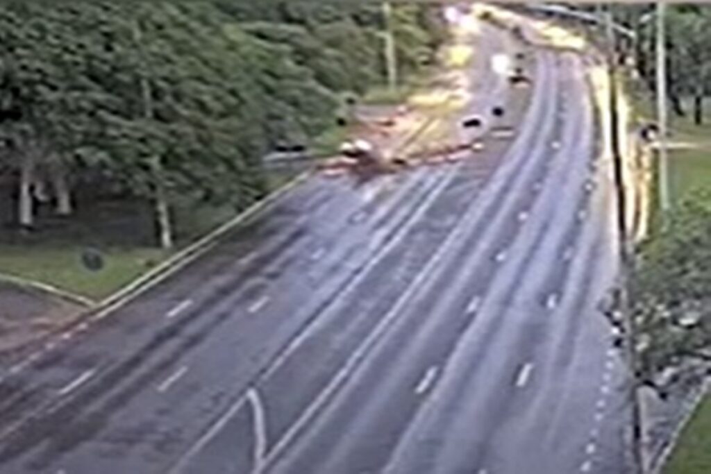 carro-voa-e-fica-de-cabeca-para-baixo-apos-bater-em-bloqueio-no-eixao.-veja-video