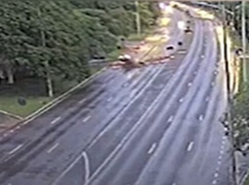 carro-voa-e-fica-de-cabeca-para-baixo-apos-bater-em-bloqueio-no-eixao.-veja-video