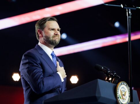 vance-diz-que-mulher-morta-por-agente-do-ice-“causou-a-propria-morte”