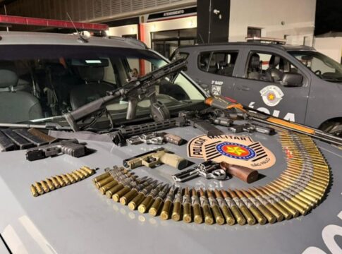 arsenal-no-litoral:-homem-e-preso-com-diversas-armas-em-pousada