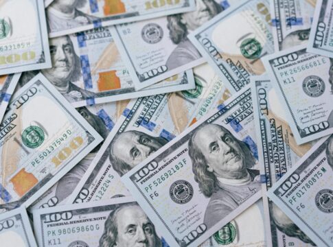 estavel,-dolar-vai-a-r$-5,38-com-industria-no-brasil-e-emprego-nos-eua