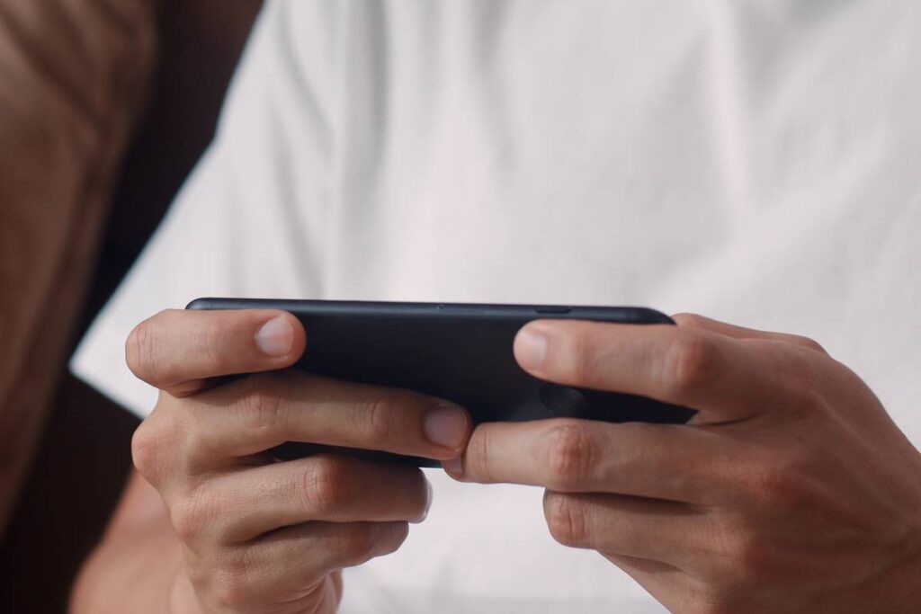 “na-estrada-com-15-leitao”:-pai-de-escritora-engana-golpista-no-zap