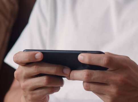 “na-estrada-com-15-leitao”:-pai-de-escritora-engana-golpista-no-zap