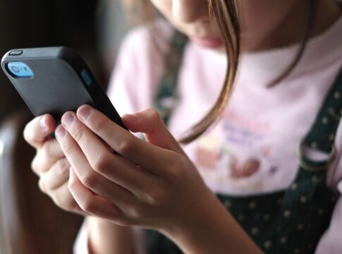 uso-de-telas-por-criancas-aumenta-ate-70%-nas-ferias,-mas-ha-riscos