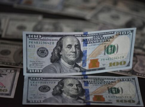 dolar-cai-e-bolsa-opera-estavel-com-ipca,-payroll-e-acordo-mercosul-ue