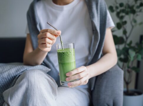 suco-de-couve,-pepino-e-maca-ajuda-a-desinchar-e-controlar-o-apetite