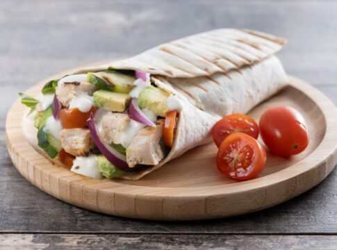 wrap-de-frango-com-molho-de-iogurte:-opcao-leve-e-saborosa