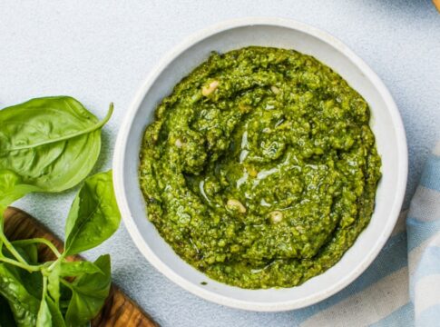 prepare-pesto-caseiro,-um-molho-fresco,-aromatico-e-cheio-de-sabor