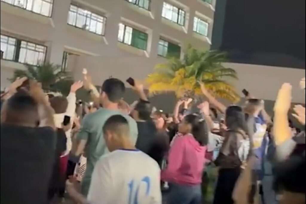 jovem-baleado-por-pm:-amigos-fazem-corrente-de-oracao-em-hospital.-veja-video