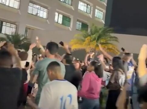 jovem-baleado-por-pm:-amigos-fazem-corrente-de-oracao-em-hospital.-veja-video